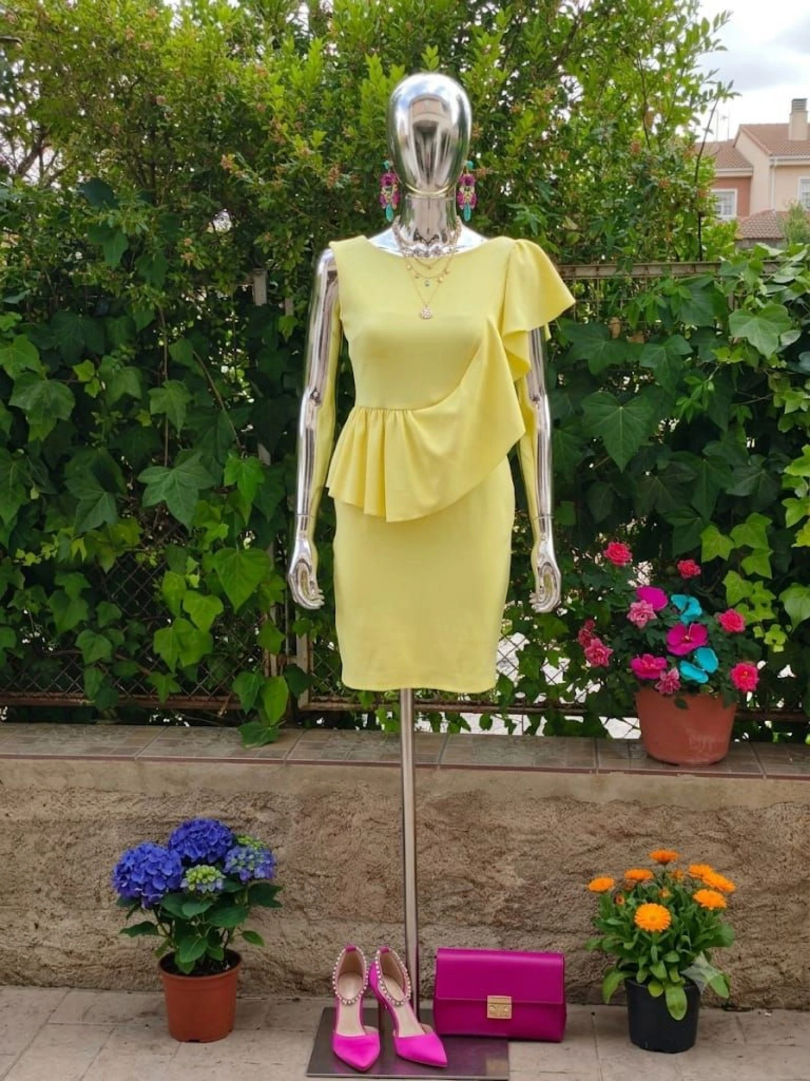 Robe élégante de fête avec volant /Vestido elegante de fiesta con volante